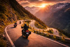motorradfahrer auf alpenstraße bei sonnenuntergang